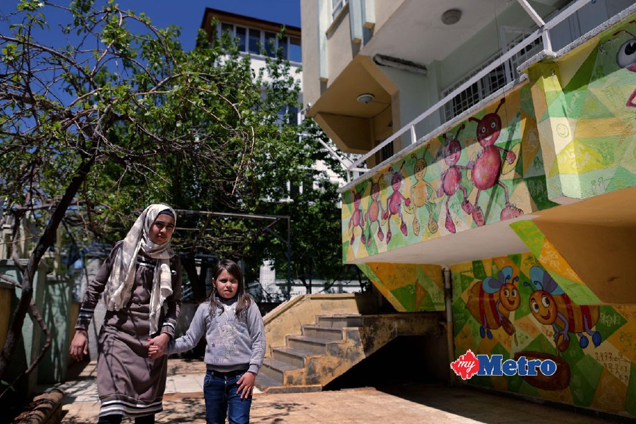 Anak yatim, Rawa (kiri) meluangkan masa membawa Hannan bersiar-siar di luar Rumah Perlindungan Anak Yatim Darul Salam, Gaziantep, Turki. NSTP/AIZUDDIN SAAD