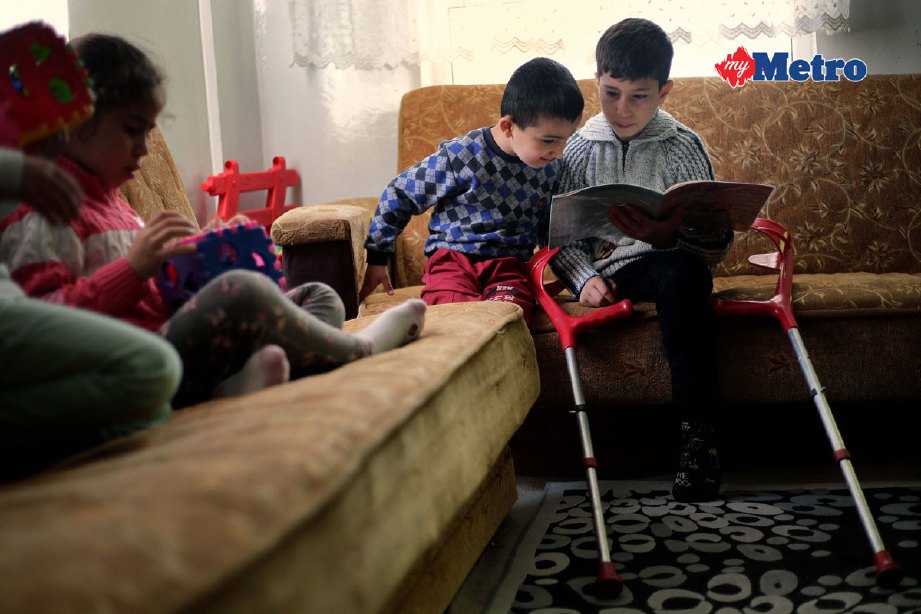 Ahmad Najjar  berkongsi membaca buku bersama rakan yang lain dan menetap di Rumah Perlindungan Anak Yatim Darul Salam, Gaziantep, Turki. FOTO AIZUDDIN SAAD