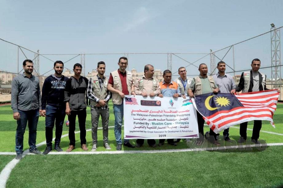 PEMUDA Palestin di Khan Younis gembira apabila Muslim Care Malaysia membina sebuah gelanggang futsal untuk mereka.