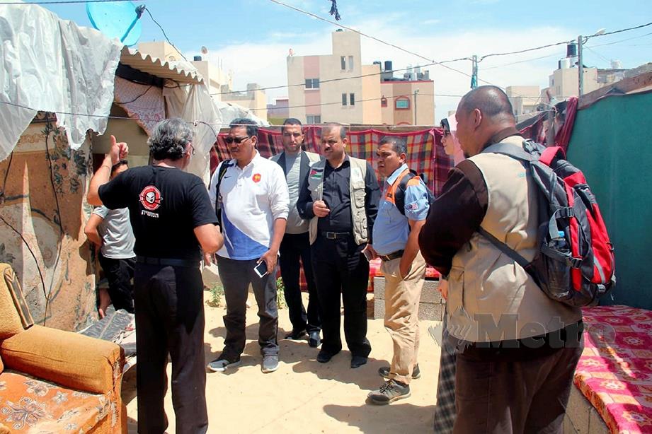 PENULIS dan sukarelawan Muslim Care Malaysia melawat rumah penduduk miskin di Gaza yang hanya diperbuat daripada bahan terbuang