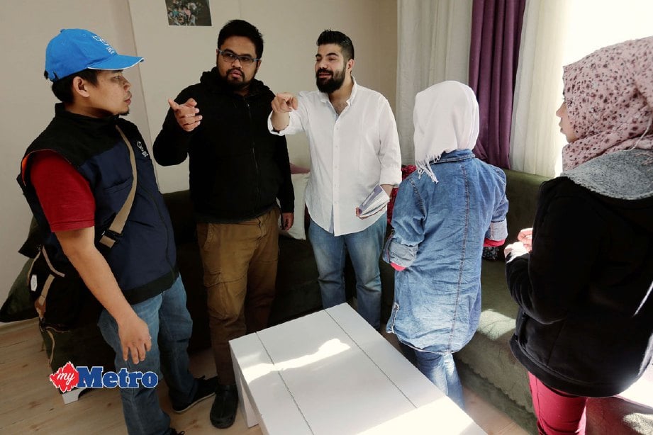 Mohd Aiman (dua dari kiri) bersama wakil Daarut Tauhid, Komaludin (kiri) berbual dengan Aban  dan anak yatim pelarian Syria ketika melawat Rumah Perlindungan Anak Yatim Baitul Karim di Gaziantep, Turki. FOTO AIZUDDIN SAAD