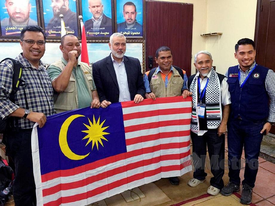 PENULIS (kiri) dan wakil NGO Malaysia termasuk Zulkifli (tiga dari kanan) bergambar bersama pemimpin Pertubuhan Hamas, Ismail Haniyeh ketika melakukan kunjungan hormat ke kediamannya .