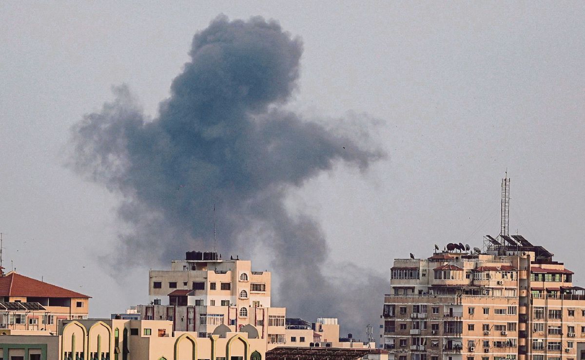 KEPULAN asap susulan serangan udara dilancarkan tentera Israel di Gaza. FOTO AFP 