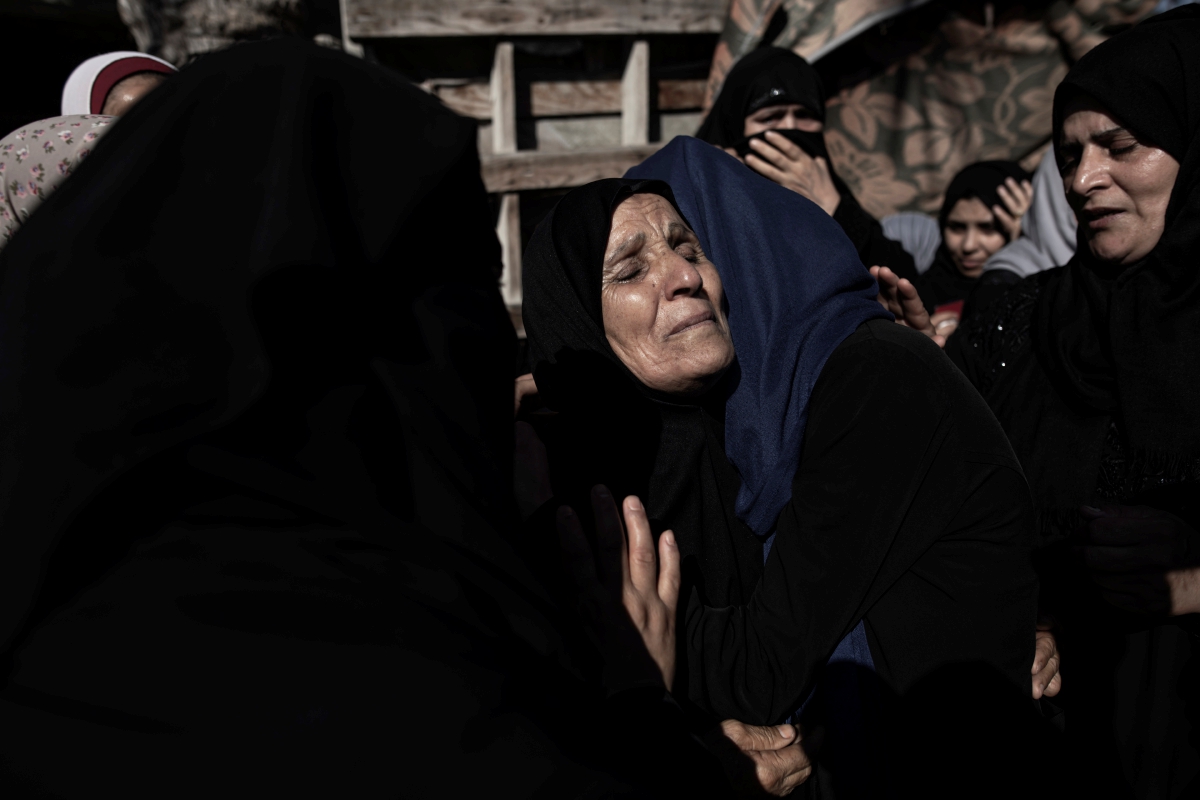 ORANG ramai menangisi kematian Layan al-Shaer. FOTO AP 