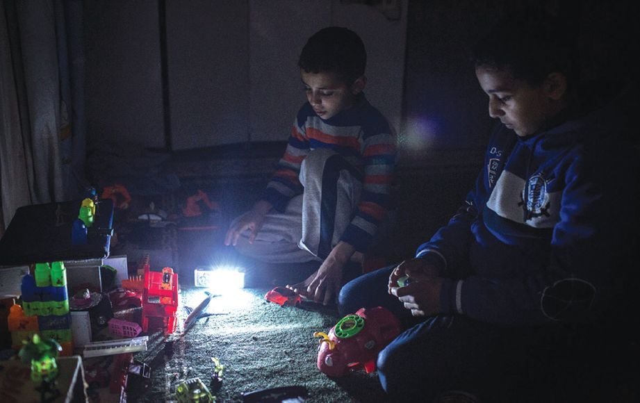 DUA beradik menggunakan lampu LED untuk menyuluh bilik mereka.