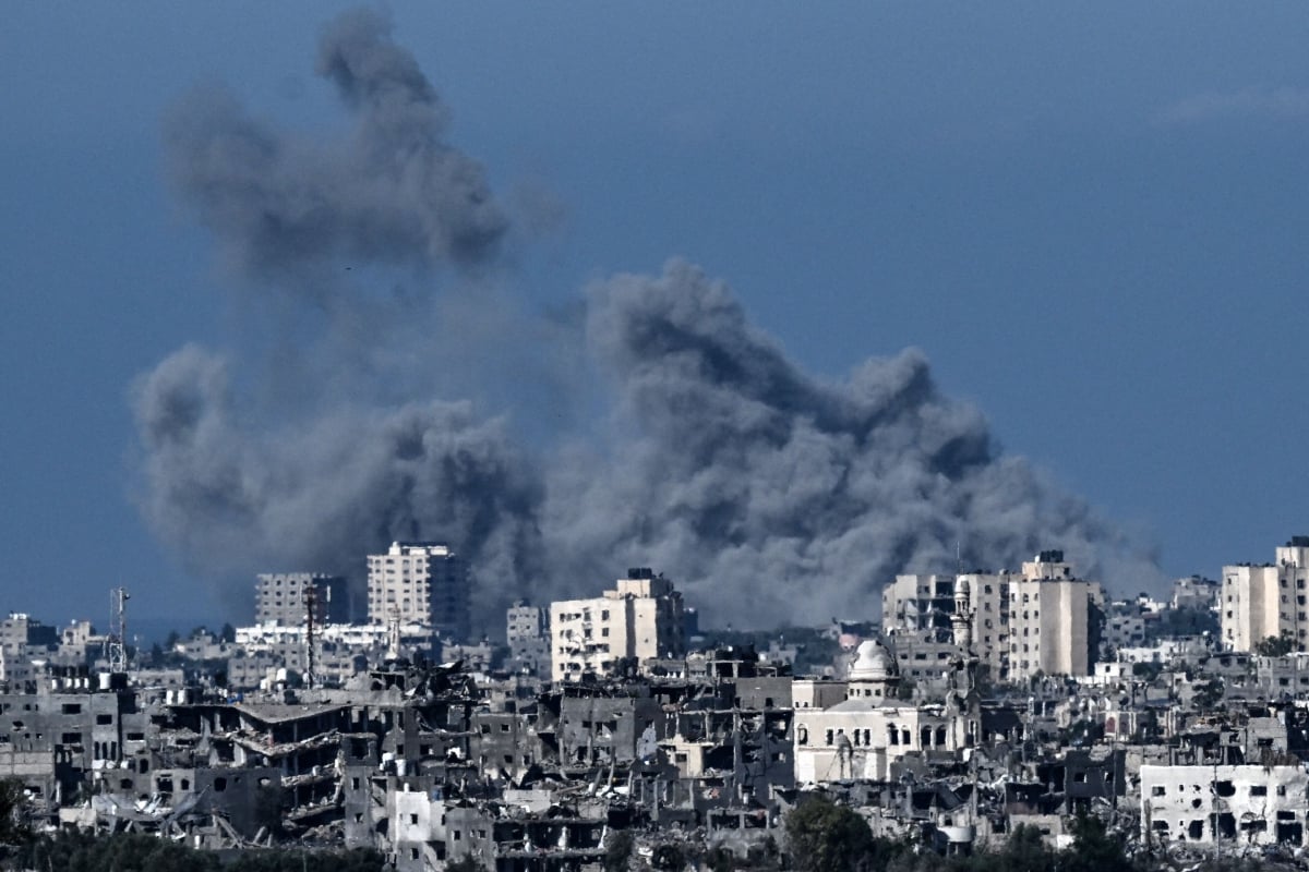 ASAP tebal susulan serangan udara Israel di Semenanjung Gaza. FOTO AFP 