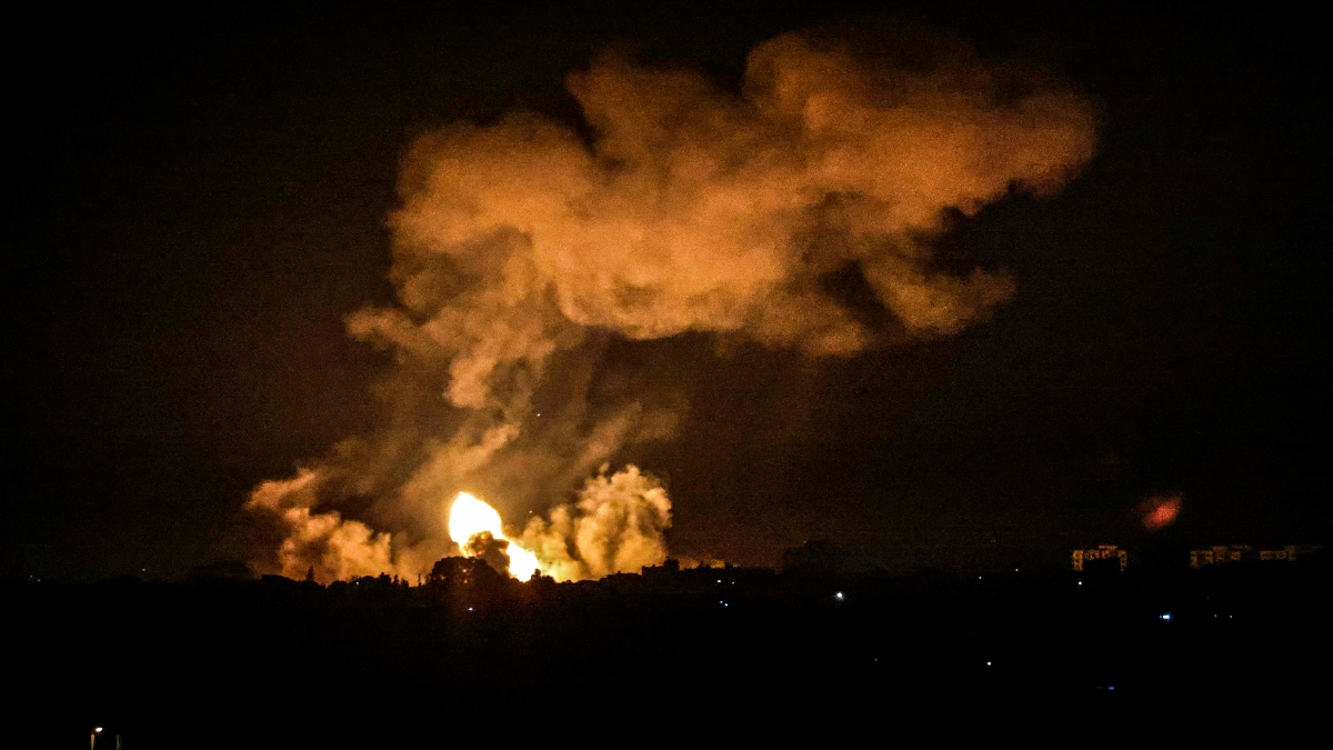 ASAP dan api di Khan Yunis, selatan semenanjung Gaza malam tadi. FOTO AFP