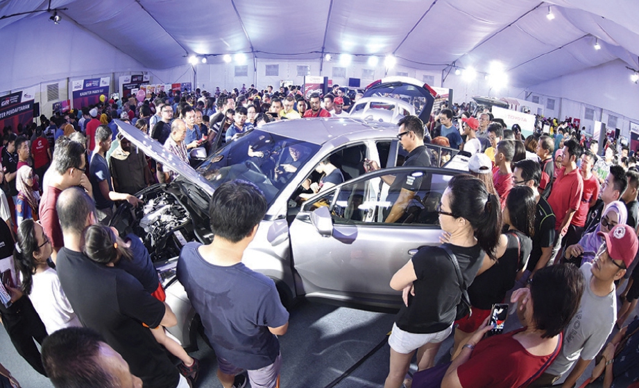RUANG pameran Toyota dipenuhi pengunjung.