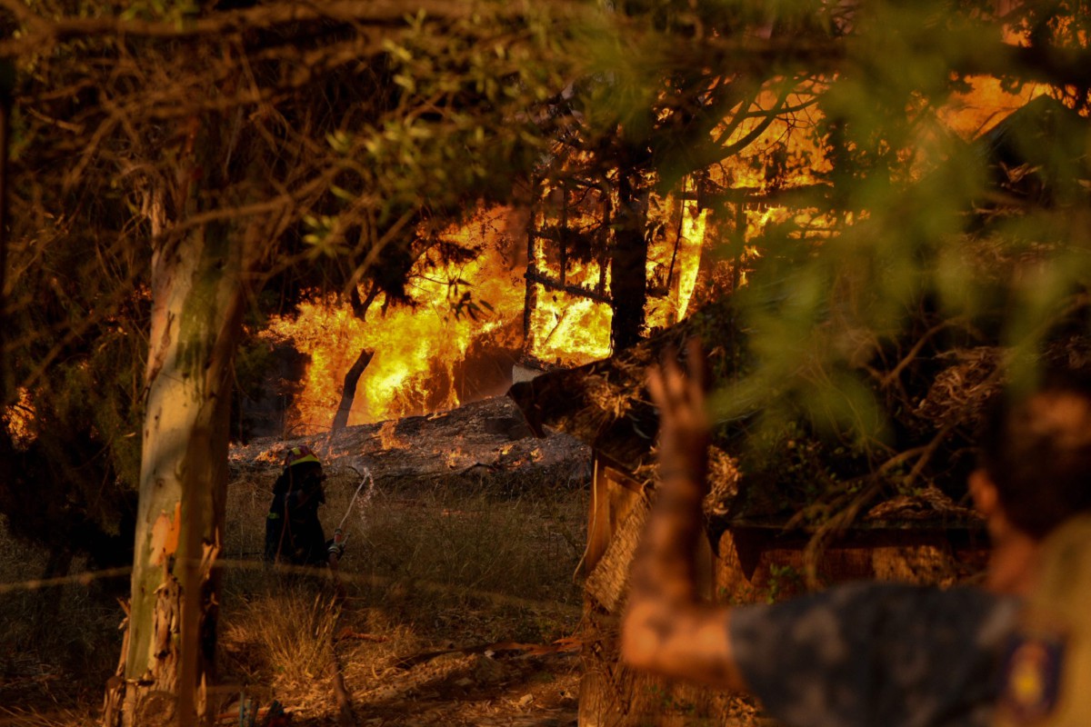 Bomba memadam kebakaran hutan di Labiri dekat Patras, Greece pada Sabtu. FOTO AFP.