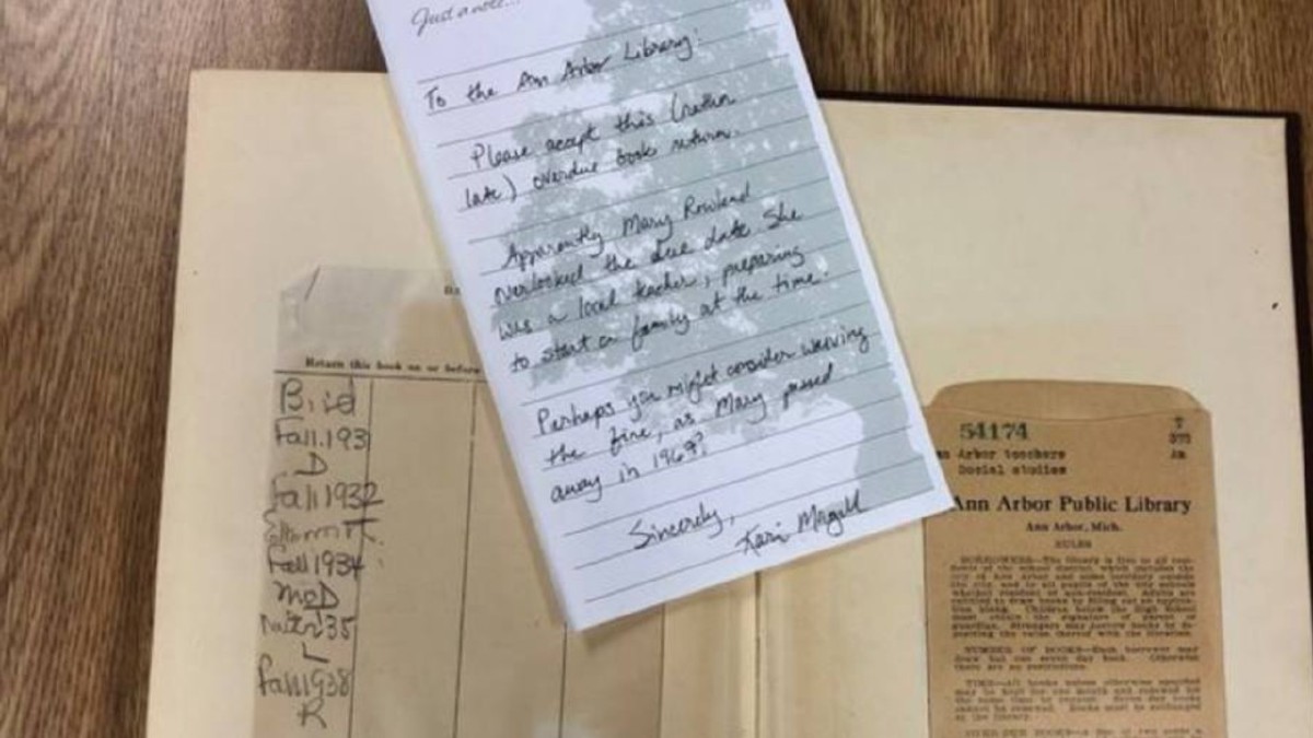 BUKU yang dihantar semula ke Perpustakaan Daerah Ann Arbor dekat Michigan bersama sepucuk surat selepas dipinjam lebih 70 tahun. FOTO Agensi