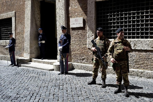 Anggota keselamatan Itali mengawal di luar ibu pejabat   Jabatan Anti-Mafia (DIA) di Rome. - Foto AFP 