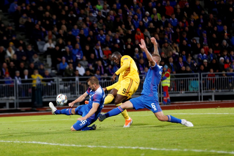 LUKAKU (tengah) jaring dua gol bantu Belgium benam Iceland. -Foto EPA