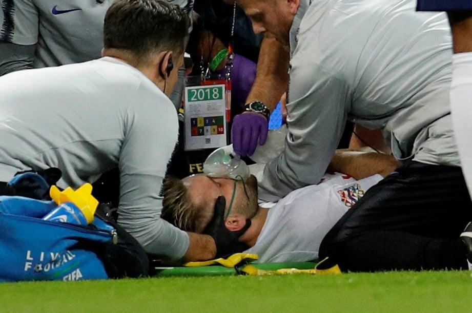 SHAW menerima rawatan kecemasan ketika menentang Sepanyol. -Foto Reuters
