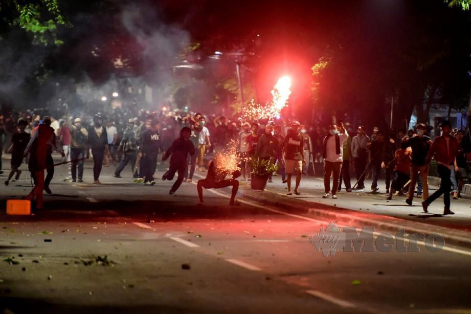 PERUSUH bertempur dengan Polis Indonesia di Jakarta. -Foto Reuters