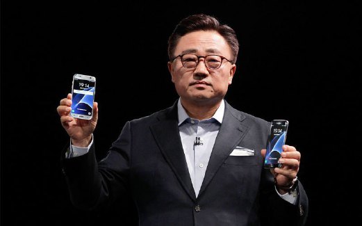 DJ Koh menunjukkan Samsung S7 dan S7 Edge dalam ucaptamanya pada majlis Samsung Galaxy Unpacked 2016 sempena Kongres Mudah Alih Dunia di Barcelona, Sepanyol.
