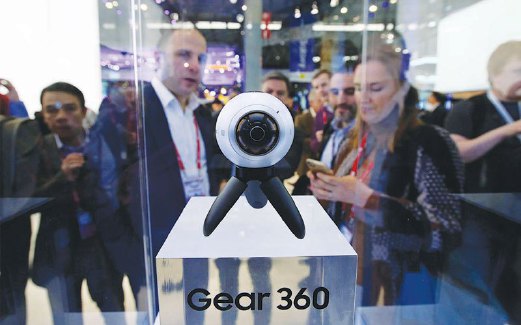 KAMERA baru Samsung Gear 360 yang dipamerkan selepas pelancarannya.