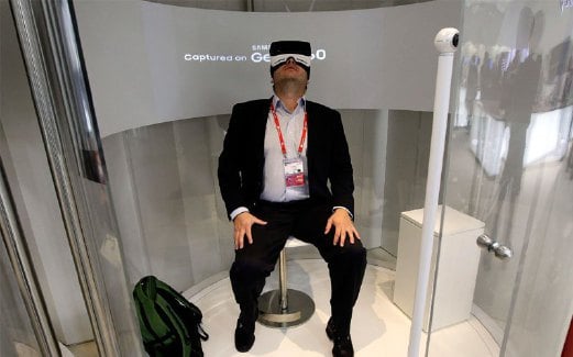 SEORANG daripada delegasi mencuba Samsung Gear VR di dalam bilik demo khas.
