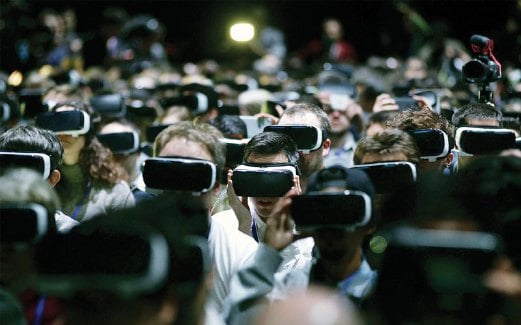 SEMUA delegasi mengenakan peranti Samsung Gear VR dalam satu sesi demonstrasi untuk merasai pengalaman sebenar inovasi pengimejan dan video.