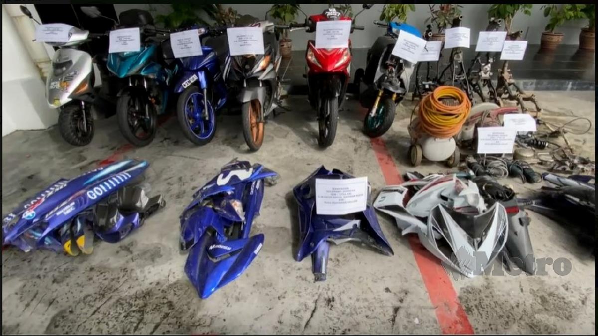 ANTARA motosikal dan komponen yang dirampas daripada sindiket curi motosikal di sekitar Lembah Klang. FOTO Amiruddin Sahib.