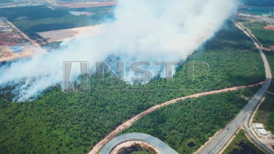 Hutan seluas 40 hektar terbakar di Kawasan Perindustrian Gebeng. FOTO Ihsan Kaneka-Kuantan Droners