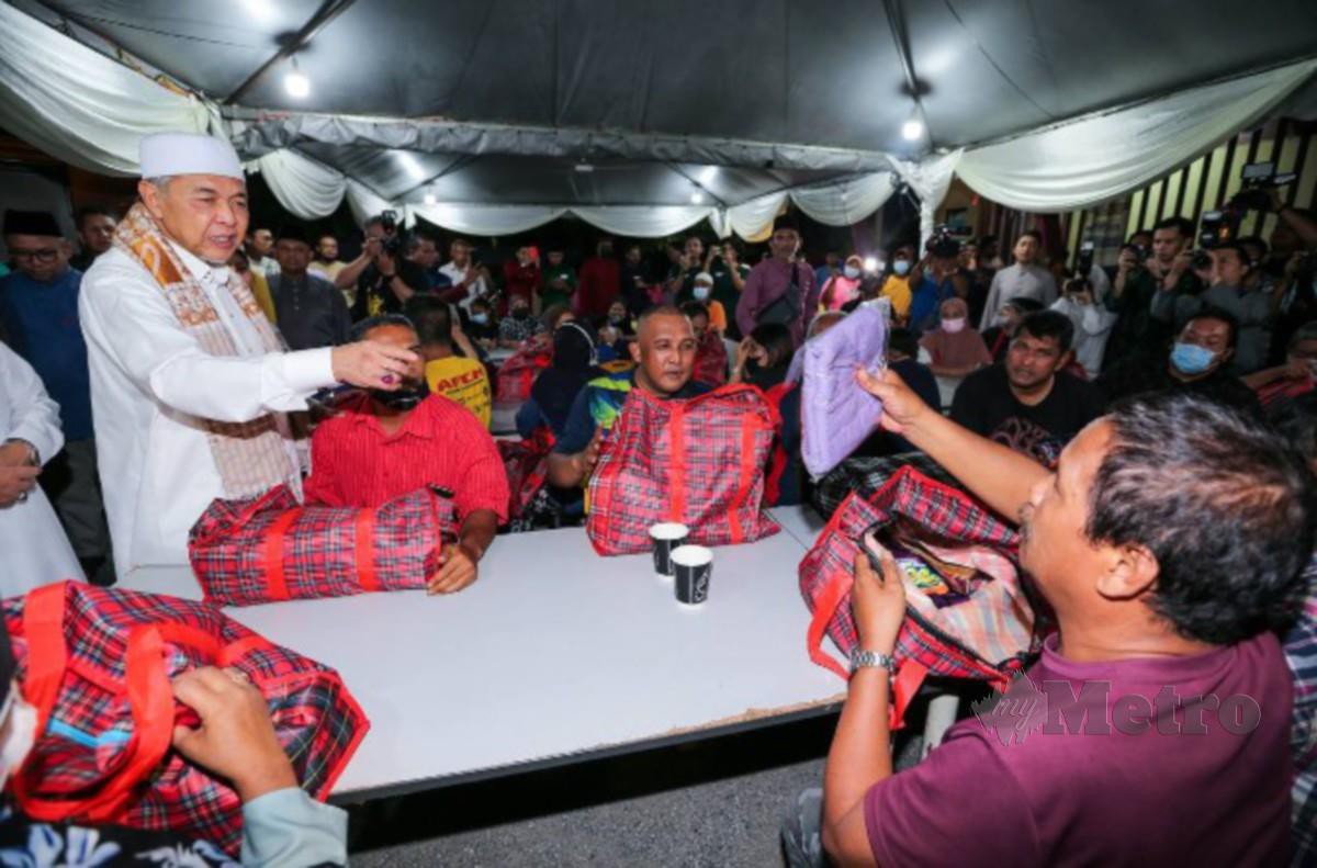 Ahmad Zahid beramah mesra dan menyampaikan sumbangan kepada penghuni Pusat Trangsit Gelandangan Kuala Lumpur di Program Singgah Moreh malam tadi. Foto Aswadi Alias