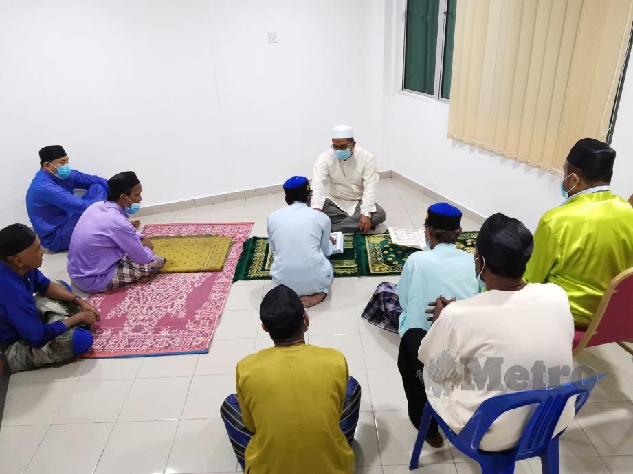 GELANDANGAN beragama Islam belajar mengaji al-Quran di PPG di Arena Badminton. FOTO Balqis Jazimah Zahari
