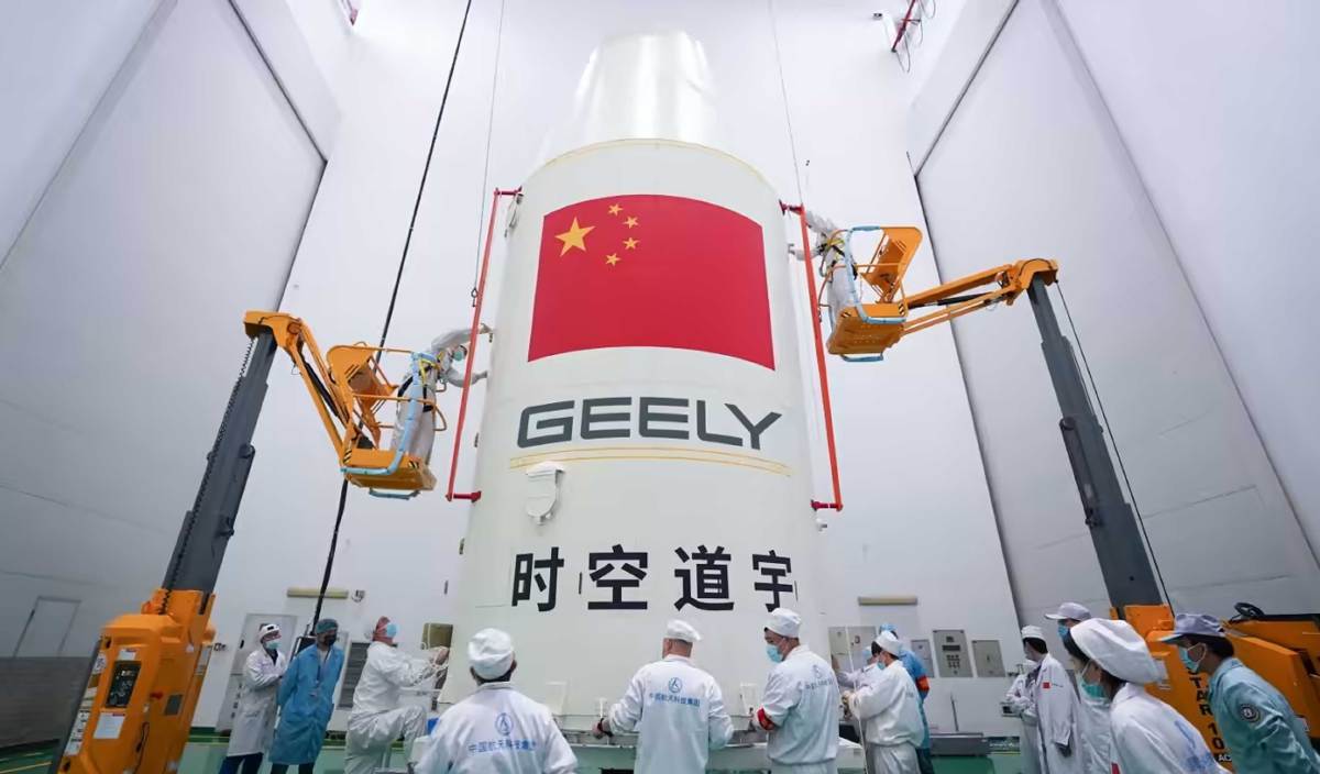 KERJA-KERJA untuk pelancaran satelit berkenaan. FOTO Zhejiang Geely Holding Group