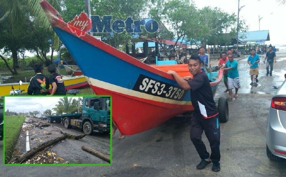 NELAYAN mengalihkan perahu ke tempat selamat berhampiran pasar Batu Satu, Kuala Baram, Miri, hari ini. Kayu balak dihanyutkan air (gambar kecil). FOTO Mohd Rizal Abdullah