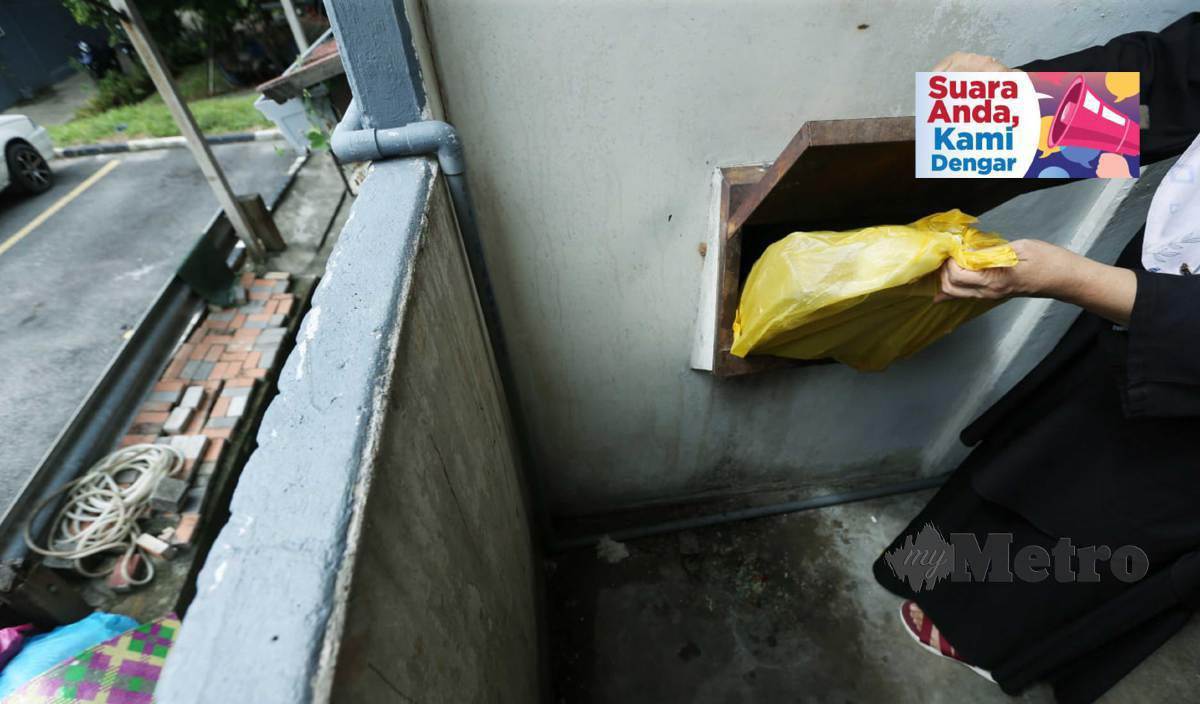 SISA sampah dibuang dari tingkat atas melalui pengelongsor sampah di Blok 5, Flat Jubli Perak, Seksyen 4, Bandar Baru Bangi. FOTO Rohanis Shukri