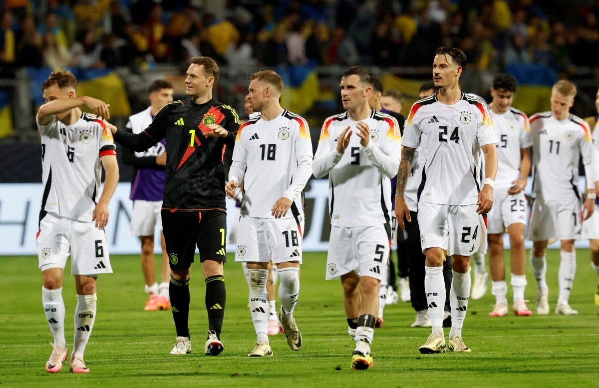 REAKSI barisan pemain Jerman selepas tamat perlawanan persahabatan dengan Ukraine. FOTO REUTERS