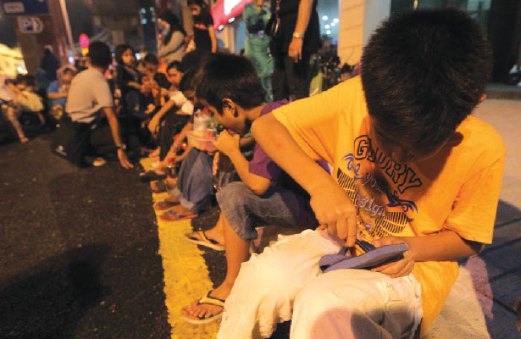GOLONGAN gelandangan membawa anak untuk mendapatkan makanan percuma di Jalan Tuanku Abdul Rahman, Kuala Lumpur.