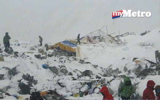 EVEREST ‘base camp’ rosak teruk akibat gempa bumi turut dilanda ribut salji.