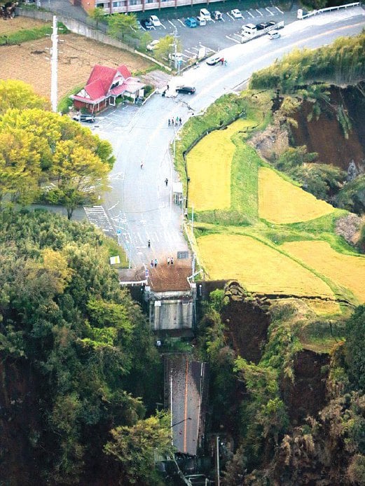 JAMBATAN sepanjang 200 meter yang mrentasi Sungai Kurokawa musnah dalam gempa 7.3 magnitud.