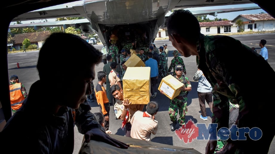 Tentera Indonesia memberi bantuan kepada mangsa gempa bumi di lapangan terbang Mataram. Antara/Reuters