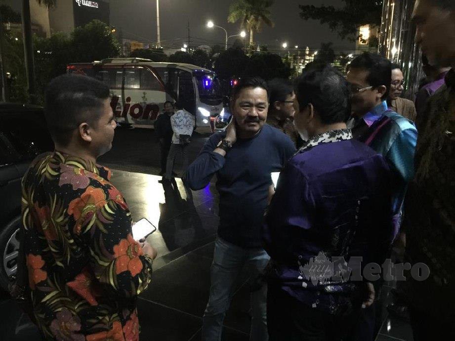 ROMBONGAN media dari Malaysia keluar dari bangunan selepas selesai sesi temuduga bersama Duta Besar Indonesia ke Malaysia, Rusdi Kirana (dua dari kanan). -FOTO Tuan Mohd Asri Tuan Hussein