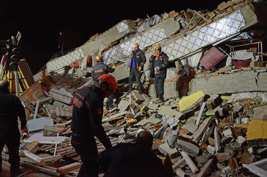 PASUKAN penyelamat mencari mangsa di runtuhan bangunan berikutan gempa bumi berskala 6.8 magnitud di Elazig, Turki. FOTO AFP