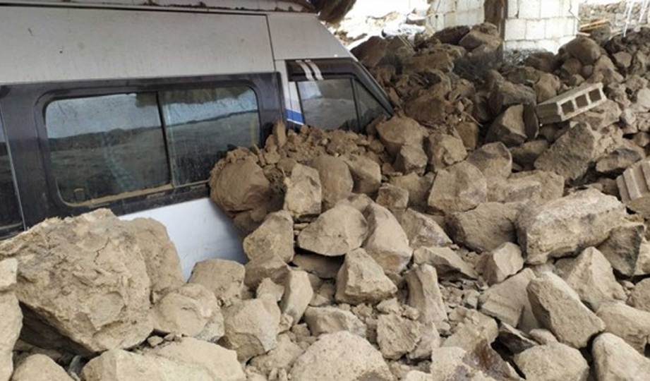 KENDERAAN tertimbus dengan serpihan bangunan selepas gempa bumi bermagnitud 5.7 melanda timur Turki. FOTO AA Photo