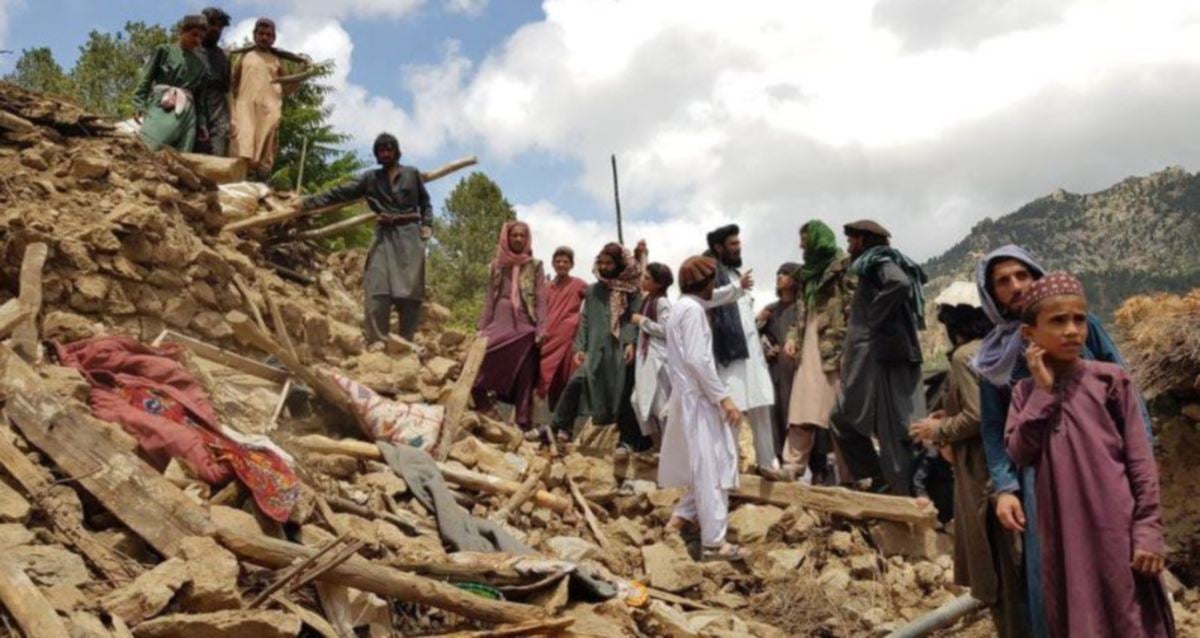 RAKYAT Afghanistan buntu negara dilanda gempa bumi teruk. -FOTO EPA