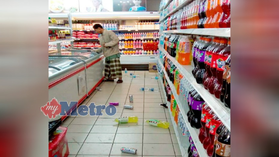 BOTOL minuman berterabur di lantai sebuah pasar raya di Kota Kinabalu. FOTO Ihsan Pembaca