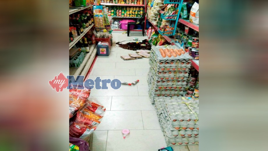 BARANG berterabur di lantai sebuah pasar raya di Kundasang. FOTO Ihsan Pembaca