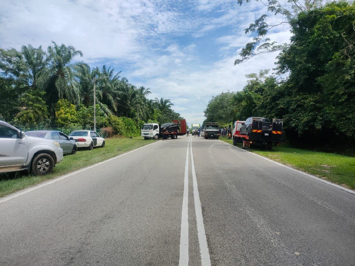kemalangan empat kenderaan termasuk sebuah kereta perisai Gempita milik ATM di Kilometer 36.4 Jalan Seremban -Tampin pagi tadi. Foto ihsan PDRM