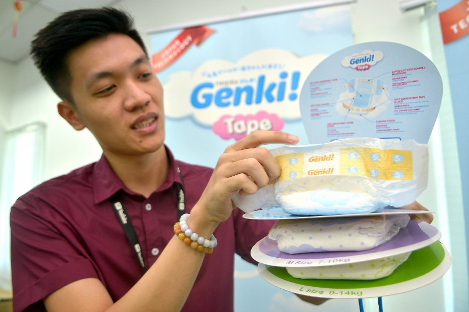 CHU Kian Ming menunjukkan produk lampin bayi pakai buang Genki Tape saiz S yang baharu, Shah Alam. FOTO Faiz Anuar. 
