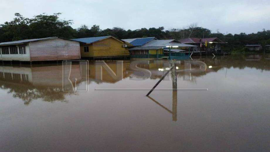 PARAS air meningkat di SK Sungai Genaan, Sebauh di Bintulu selepas hujan lebat, semalam. Foto Ihsan APM