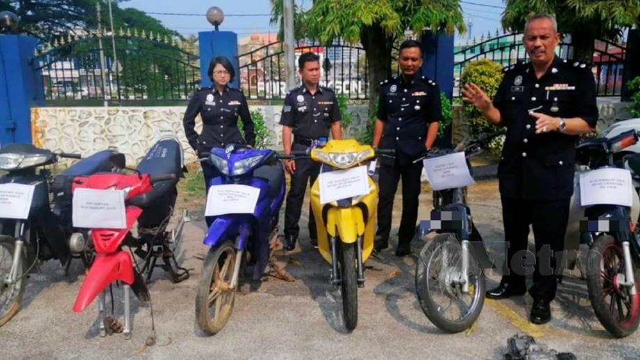 Aidi Sham (kanan) menunjukkan motosikal yang dirampas daripada Geng Intan Perdana. FOTO Mohd Khidir Zakaria 