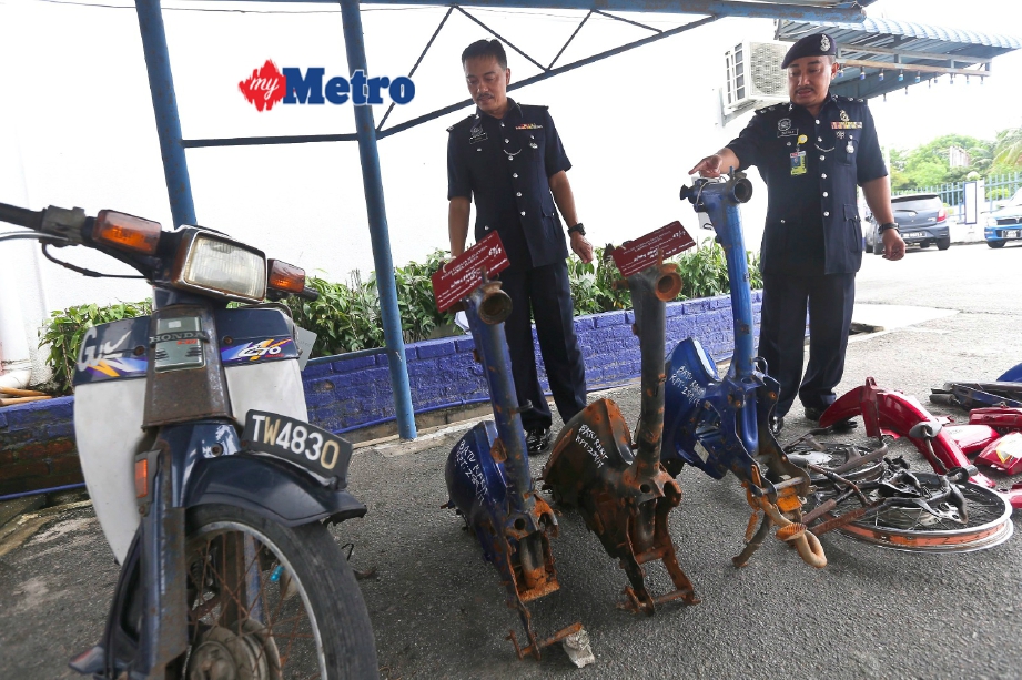 Suffian (kanan) bersama pegawai menunjukkan sebahagian rangka motosikal susulan penahanan tiga suspek pada sidang media di IPD Kuala Terengganu, hari ini. FOTO Ghazali Kori