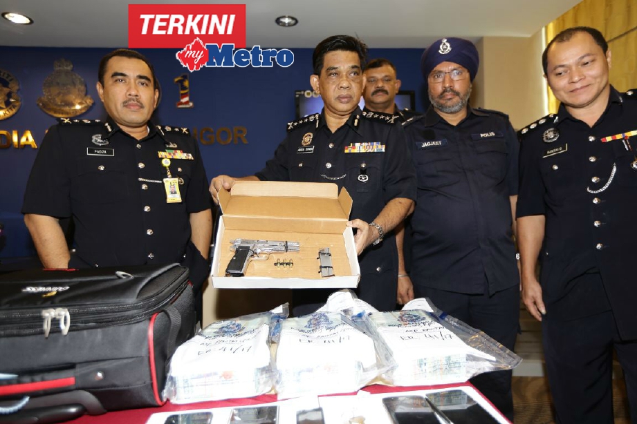 Abu Samah (tengah) menunjukkan senjata yang digunakan penjenayah pada sidang media di Ibu Pejabat Polis Kontinjen Selangor. FOTO Roslin Mat Tahir