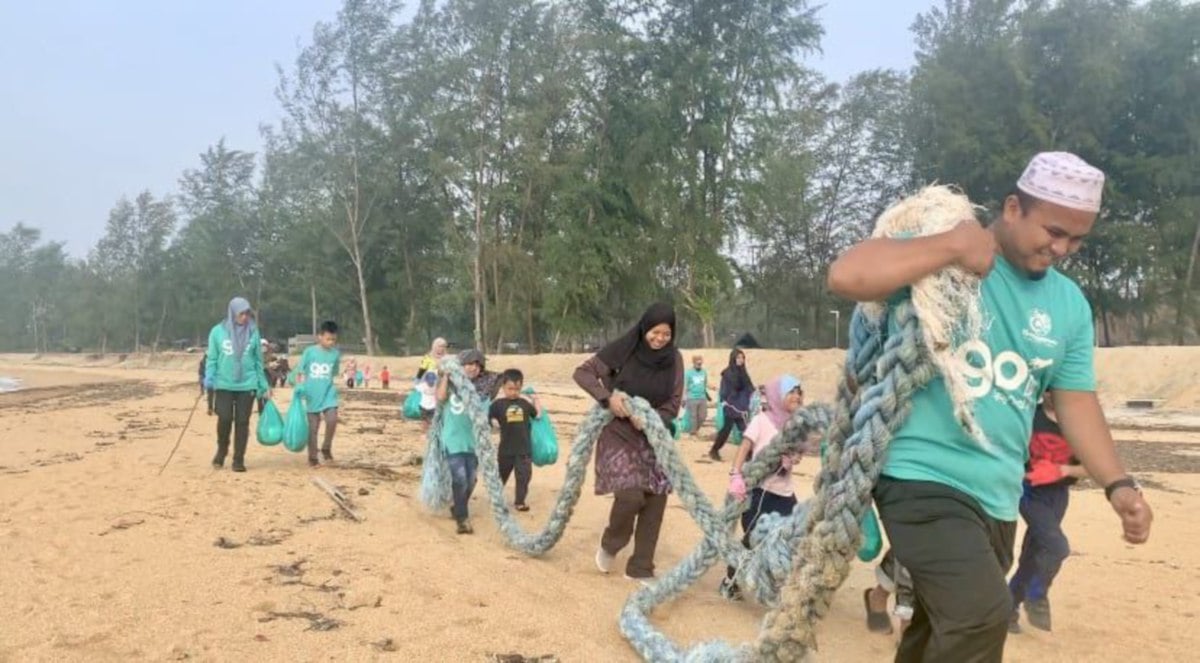 Geng Plastik Ija (GPI) bergotong-royong membersih pantai Kuala Kerteh. Foto Ihsan GPI