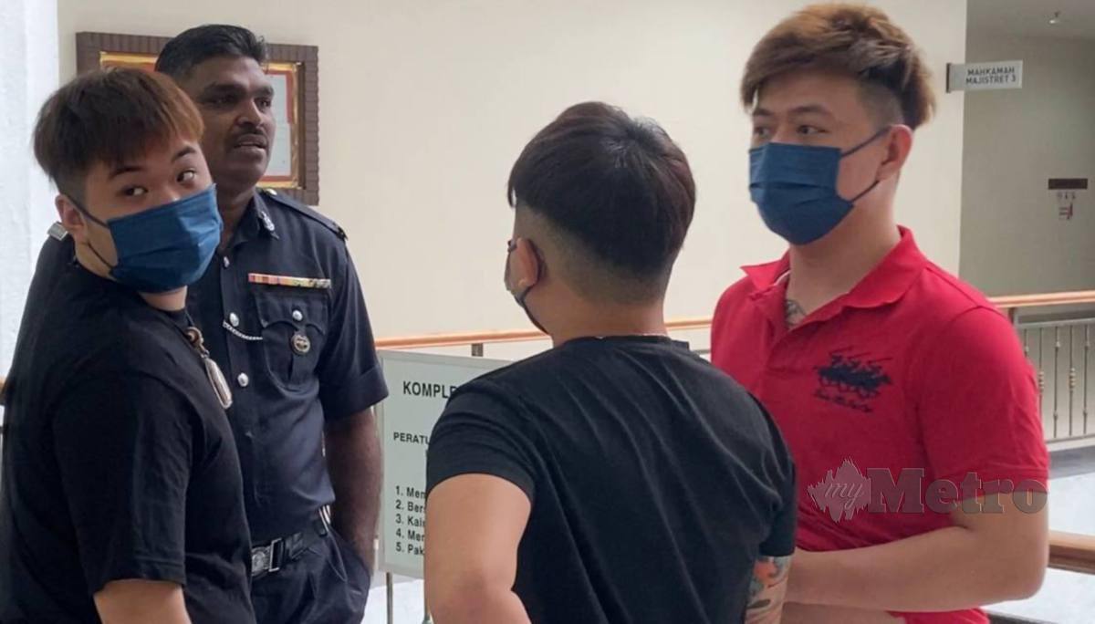 Tiga tertuduh mempunyai tatu 'burung phoenix' didenda RM1,300 setiap seorang selepas mengaku salah di Mahkamah Majistret hari ini. FOTO Alias Abd Rani