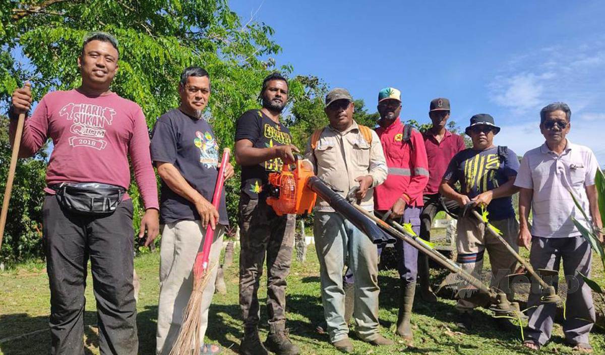 GENG Tanah Wakaf membersihkan Tanah Perkuburan Islam Kampung Trolak Pekan. FOTO Rosman Shamsudin 