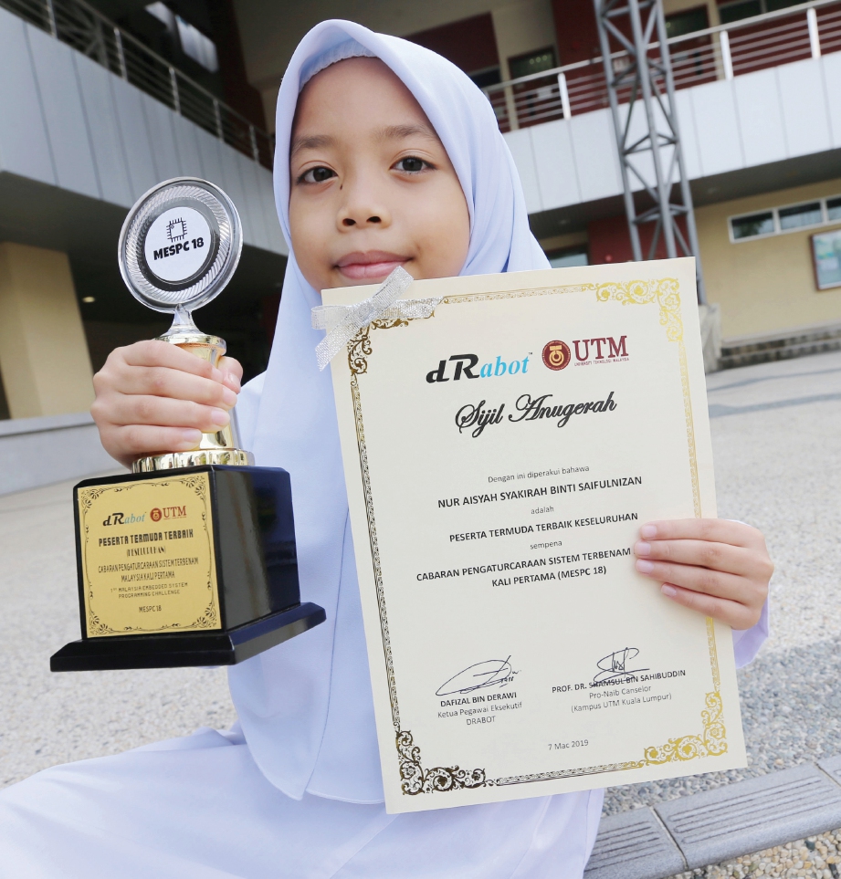 NUR Aisyah Syakirah gembira apabila dianugerahkan peserta termuda terbaik keseluruhan. FOTO Owee Ah Chun.